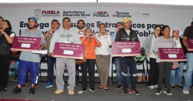 Floricultores de Atlixco afectados por las lluvias recibieron apoyos por parte de Ariadna Ayala y Alejandro Armenta.
