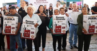 Ana Laura Altamirano secretaria de la SDR, en Atlixco entregó apoyos del estado poblano.